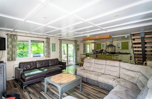 Farley Cabina | Weaver; woodland lodge for 12 with hot tub, log burner, BBQ, near Alton Towers.