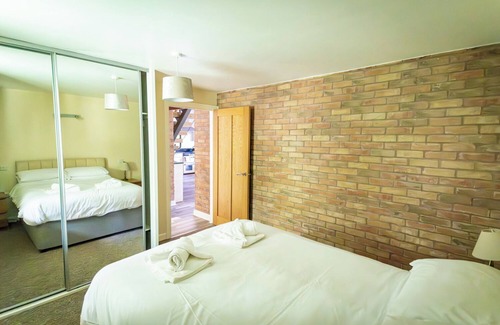 Farley Cabina | Weaver; woodland lodge for 12 with hot tub, log burner, BBQ, near Alton Towers.