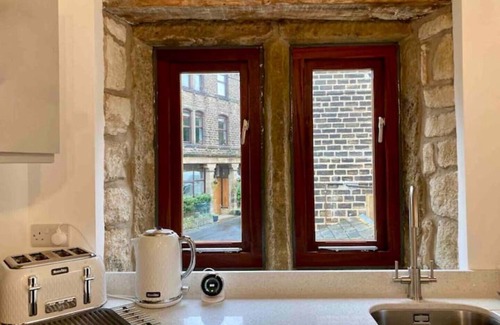 Honley Cabaña | Weaver’s Den, a cosy countryside retreat