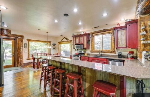 Kamas Cabina | Weber River Cabin in Oakley w/ Private Hot Tub!