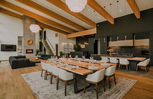 Sea to Sky Highway Cabina | Wedge Mountain Lodge & Spa - Pool, Spa, Theatre +
