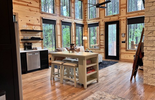 Pickens Cabina | Weekend in the Woods: The Perfect Romantic Getaway