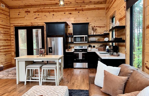 Pickens Cabina | Weekend in the Woods: The Perfect Romantic Getaway