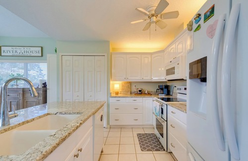 Weeki Wachee Gardens Casa | Weeki Wachee River Home on Main River by Park!