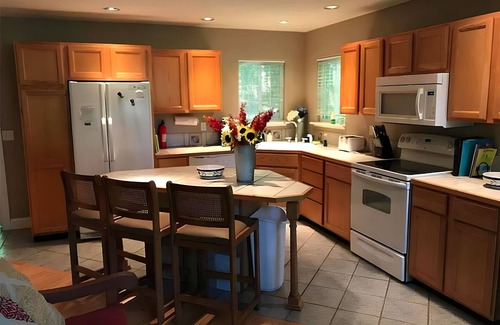 South Haven Cabaña | Weekly Cottage Rental - 5 Min to Private Beach!