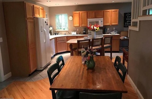 South Haven Cabaña | Weekly Cottage Rental - 5 Min to Private Beach!