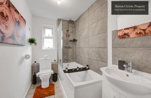 St. Dunstan's Apartamento | WEEKLY OR MONTHLY STAYS, London, Stepney Green, 2Bedroom Apt, Sleeps 6, Servcied Apartment By Maison Christo Property Short Lets & Serviced Accomdation