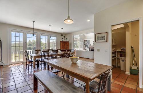 Stowe Area Casa | Weeks Hill: 5 br, fireplace, a/c, deck, views