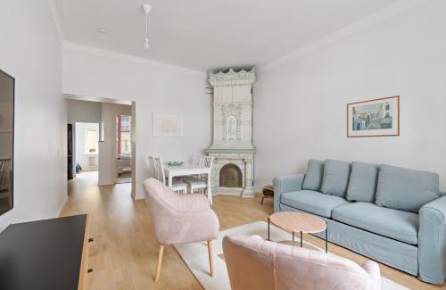 Punavuori Apartamento | WeHost Fabulous 2BR in Prestigious Punavuori @Iso Roobertinkatu 26