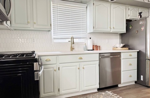 Evansville Casa | Weinbach Home - 4BD/1BA Home near UE