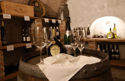 Old Town Casa | Weinstube Sinas Brettl