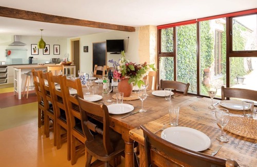 Rosevine Casa | Weirmarsh Big Barn. Gran conversión de granero con gran bañera de hidromasaje y sala de juegos.