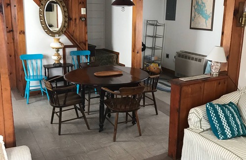 Weirs Beach Cabaña | Weirs Beach 2 Bedroom Cottage pasos lejos del lago y la playa!