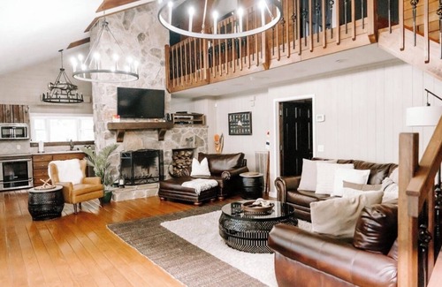 Leesburg Casa | Weiss Lake Front Sleeps 17 with a Golf-cart and Sunset Views