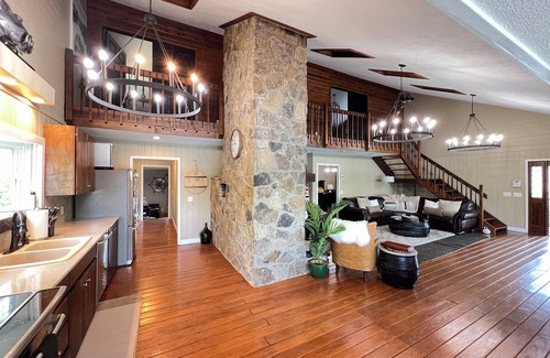 Leesburg Casa | Weiss Lake Front Sleeps 17 with a Golf-cart and Sunset Views