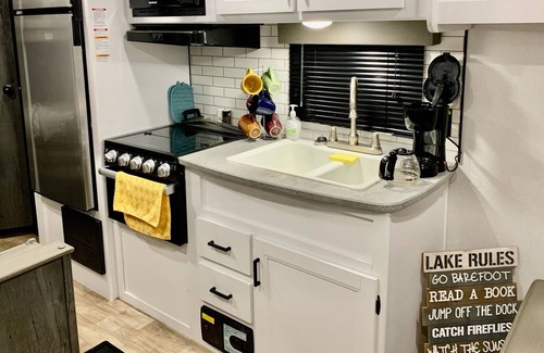 Centre Casa | Weiss Lake Hideout. Enjoy our cozy camper on the lake