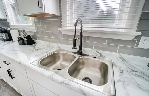 Roselawn Finance Casa | Welcome Home to this stylish entrainment home! Have fun with the whole family.