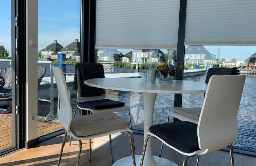 Offingawier Apartamento | Welcome in - Houseboat Earrebarre aan het Sneekermeer met dakterras, prachtig uitzicht