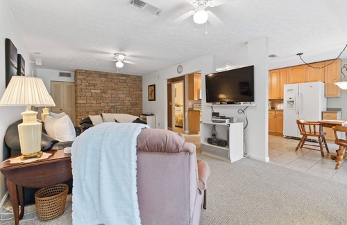Bronston Condominio | Welcome to A Glimpse of the Lake – Your Ideal Lakeside Retreat