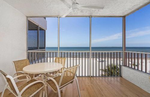 Fort Myers Beach Apartamento | Welcome to Beach Villa's # 406 Vacation Rental - 250 Estero Blvd condo