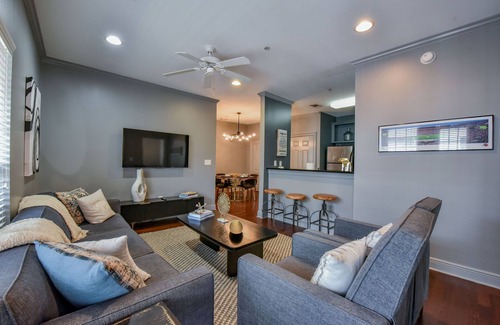 Tuscaloosa Condominio | Welcome to Bear's Den! Walk to the Coliseum, Stadium, and The Strip!