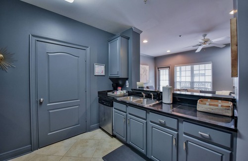 Tuscaloosa Condominio | Welcome to Bear's Den! Walk to the Coliseum, Stadium, and The Strip!