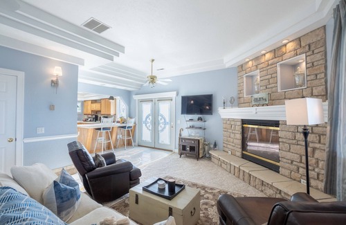 Sheffield Lake Casa | Welcome to Blue Heaven, your exquisite lakeside retreat nestled along Lake Erie!