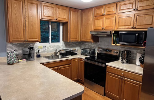 Gouldsboro Casa | Welcome to Bree-Z-Bear Lodge– 5BR Pocono Escape Gameroom, Sunroom, a Scenic Vibe