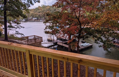 Osage Beach Cabina | Cabaña frente al mar ubicada en una hermosa cala tranquila en el lago de los Ozarks