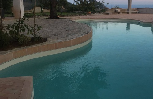 Cava de' Tirreni Villa | Bienvenido a Casa di Sonia desde el mar del Golfo de Salerno hasta el perfil del Vesubio.