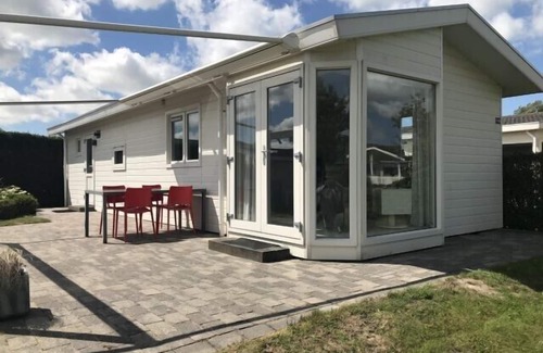 Breskens Casa | "Welcome to Chalet Huis Joschi: your dream vacation by the North Sea!"