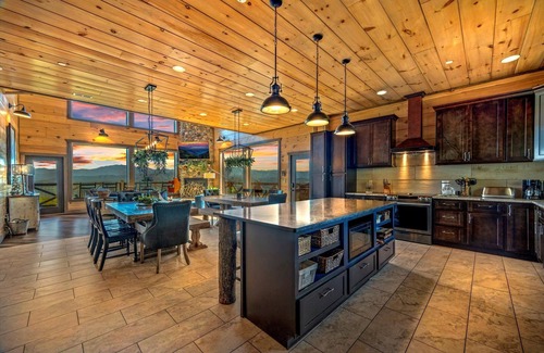 Gatlinburg - Pigeon Forge Cabina | Welcome to Eagle Summit National Park Lodge. Luxury Pool Cabin!