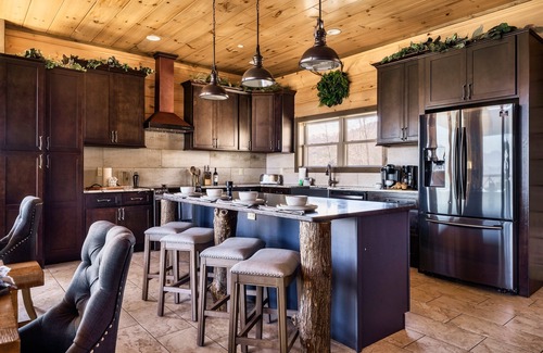 Gatlinburg - Pigeon Forge Cabina | Welcome to Eagle Summit National Park Lodge. Luxury Pool Cabin!