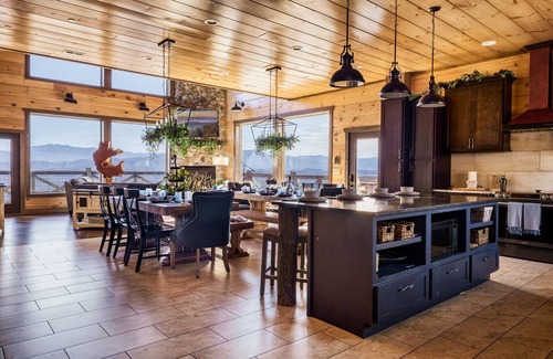 Gatlinburg - Pigeon Forge Cabina | Welcome to Eagle Summit National Park Lodge. Luxury Pool Cabin!