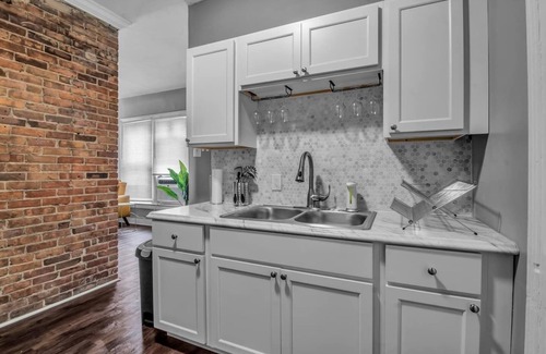 Allentown Apartamento | WELCOME to ELMWOOD Ave. A KING BED, Near EVERYTHING!