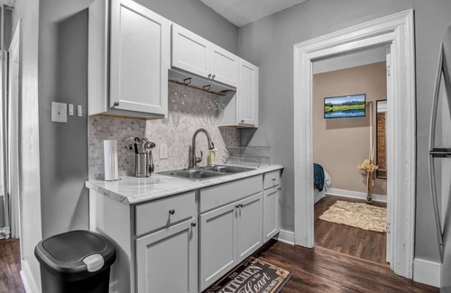 Allentown Apartamento | WELCOME to ELMWOOD Ave. A KING BED, Near EVERYTHING!
