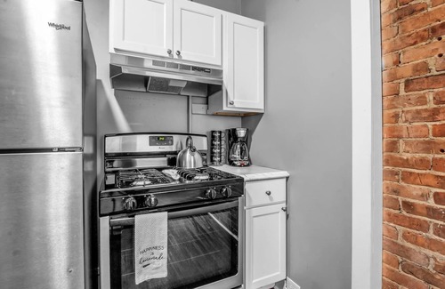 Allentown Apartamento | WELCOME to ELMWOOD Ave. A KING BED, Near EVERYTHING!