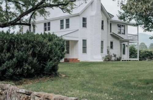 Dillard Casa | Welcome to Farmhouse on Boxwood! Enjoy fun summer activities each day and night!