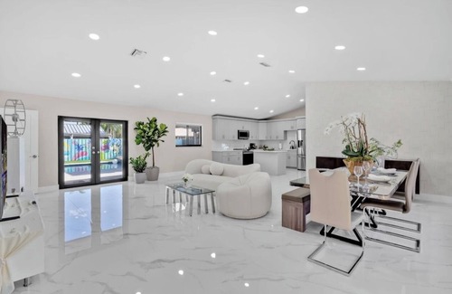West Perrine Casa | Welcome to FORGET~ME~NOT VILLA , a sanctuary to unwind in a heated pool.