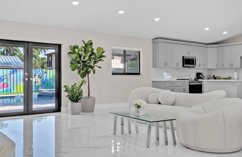 West Perrine Casa | Welcome to FORGET~ME~NOT VILLA , a sanctuary to unwind in a heated pool.