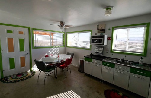 Indian Cove Cabina | Welcome to Hartsville! Eclectic Cabin Retreat with Endless Views