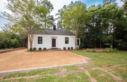 Thomasville Casa | Welcome to Jewel Box Cottage! Our cottage has been carefully curated for you.