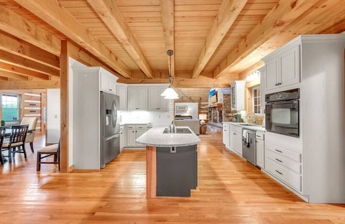 Cross Plains Casa | Welcome to 'Logging Off' our stunning Log Cabin 35 mins from Downtown Nashville