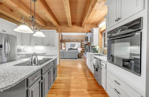 Cross Plains Casa | Welcome to 'Logging Off' our stunning Log Cabin 35 mins from Downtown Nashville