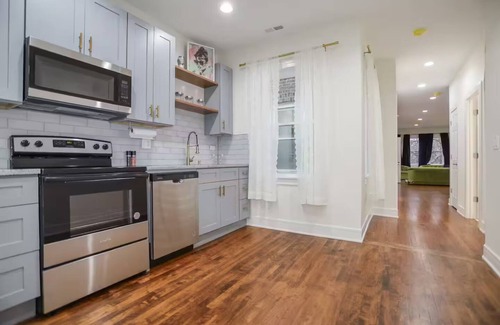 Little Village Apartamento | Welcome to Lux! 2BR in Chicago!