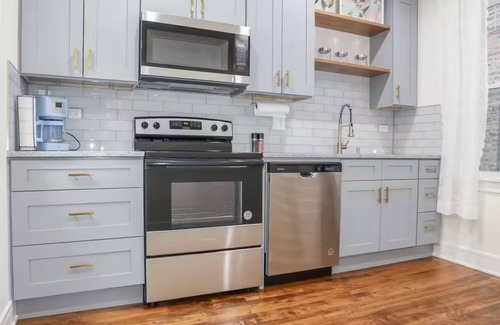 Little Village Apartamento | Welcome to Lux! 2BR in Chicago!