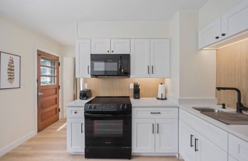 Des Moines Casa | Welcome to Momo's Place. Charming 3 Bedroom, 1Bathroom with Modern Upgrades