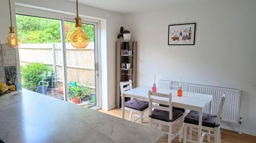 Reading Casa | Welcome to No 2 - modern comfortable stay