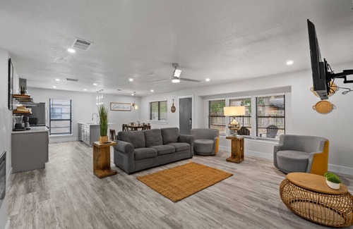 Egger Acres Casa | Welcome to our 5 Bedroom Home. 10 mins to Kalahari