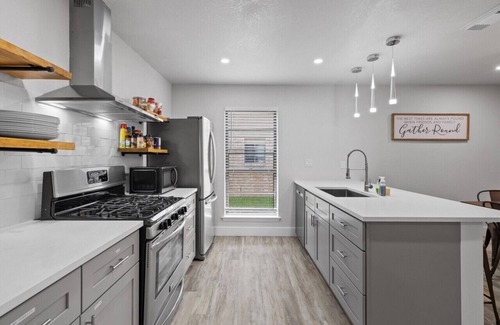 Egger Acres Casa | Welcome to our 5 Bedroom Home. 10 mins to Kalahari